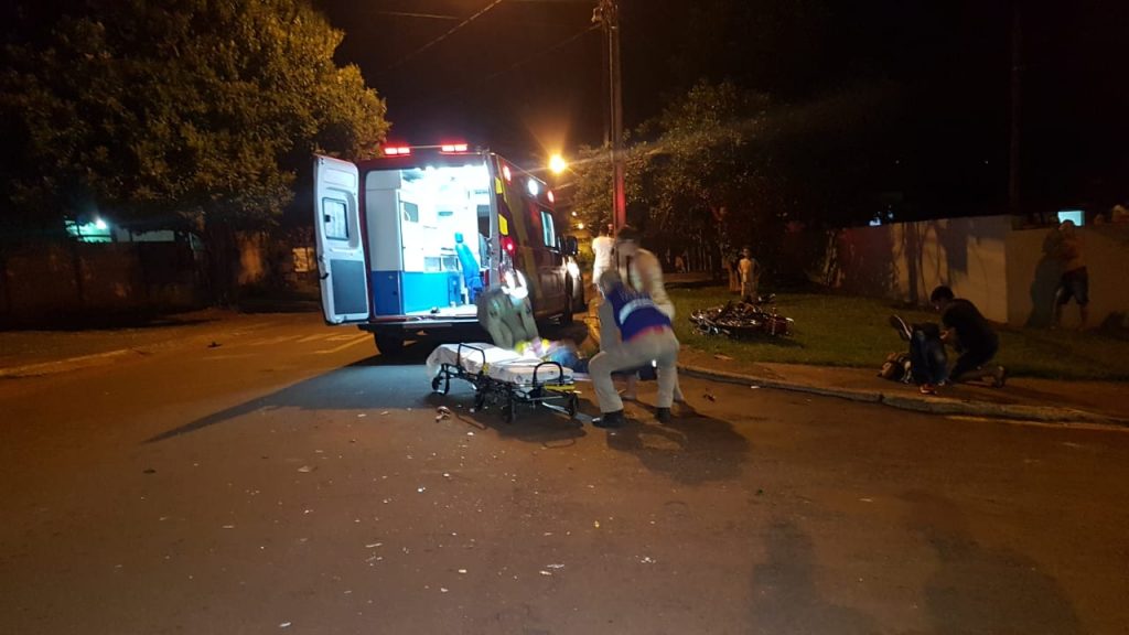 Jovens ficam feridos em acidente no Bairro Santa Cruz Jovens ficam feridos em acidente no Bairro Santa Cruz