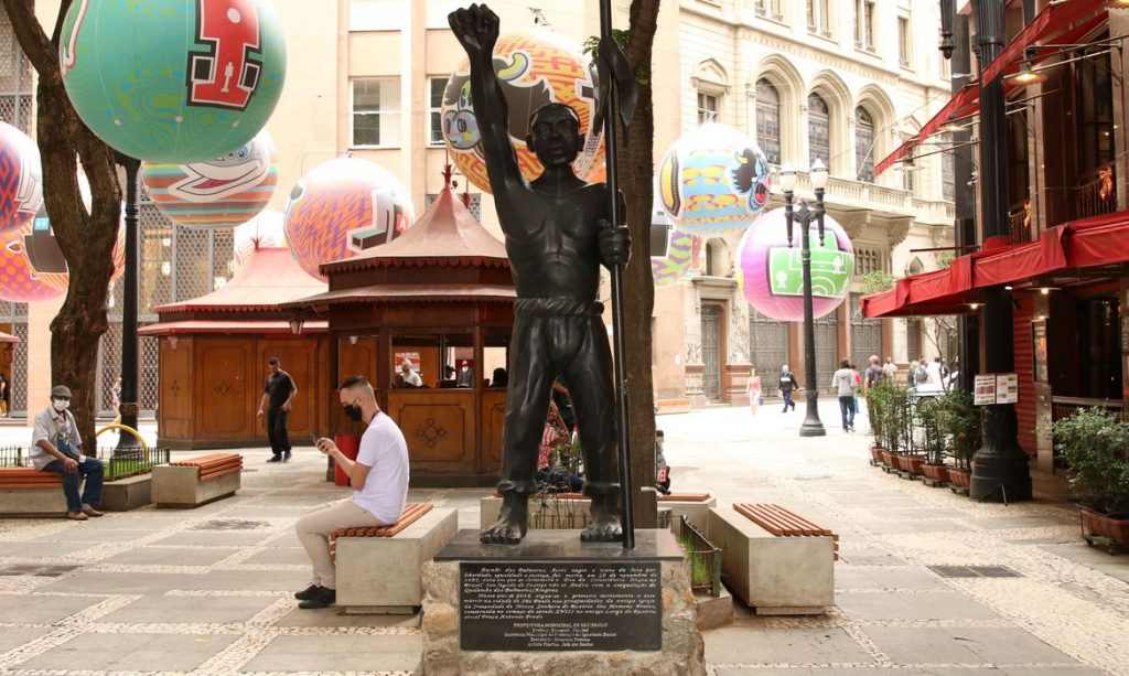 Monumentos em São Paulo invisibilizam história de negros e indígenas