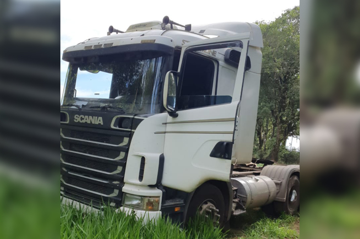 Caminhão Scania com registro de roubo é recuperado pela PRF na BR-376, em Ponta Grossa Imagem referente a Caminhão Scania com registro de roubo é recuperado pela PRF na BR-376, em Ponta Grossa