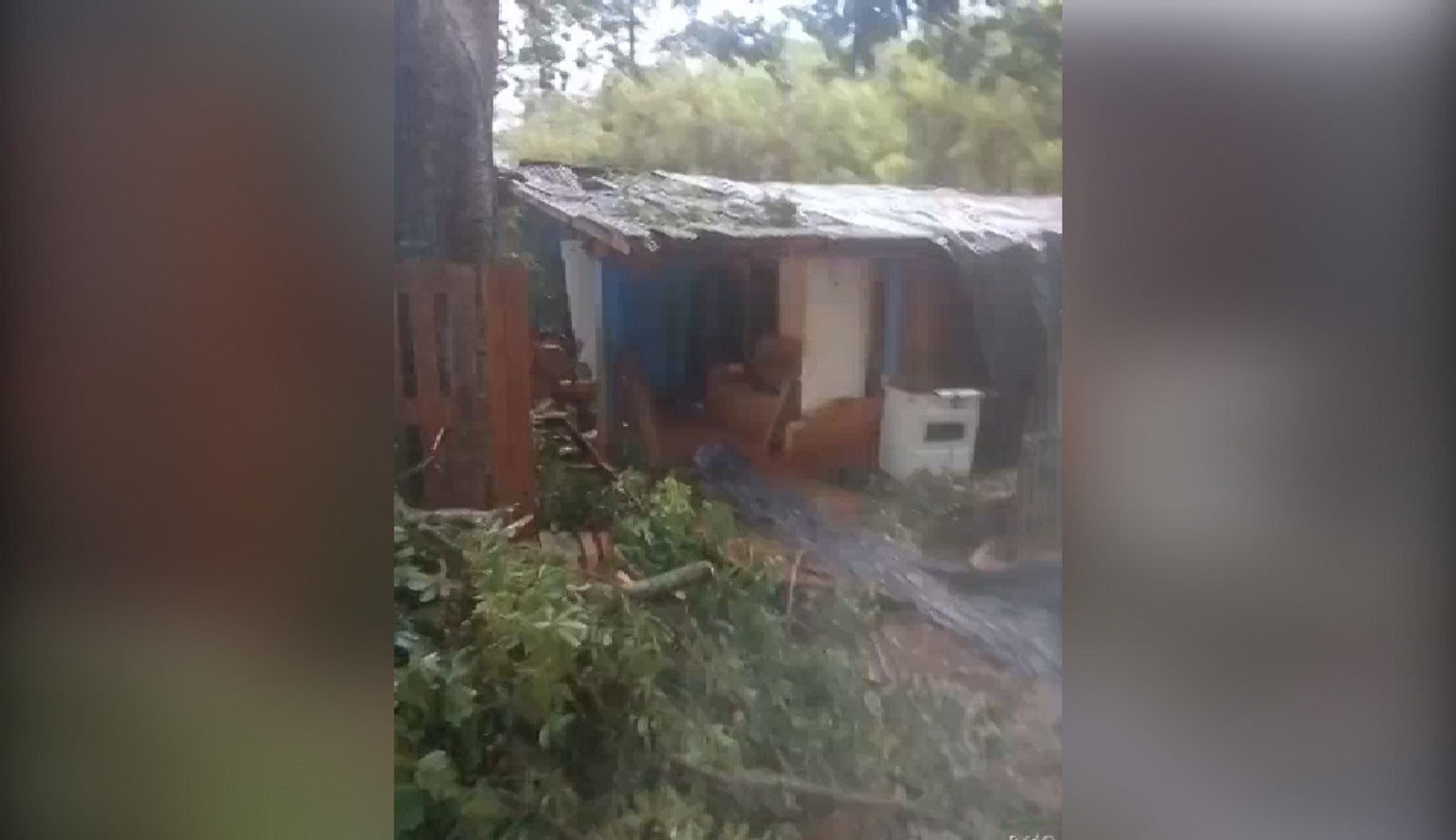 Residência tem telhado arrancado na Vila Tolentino e moradores pedem ajuda