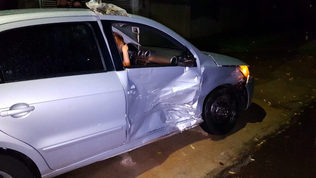 Colisão entre dois carros deixa duas pessoas feridas no Bairro Claudete; Siate foi mobilizado