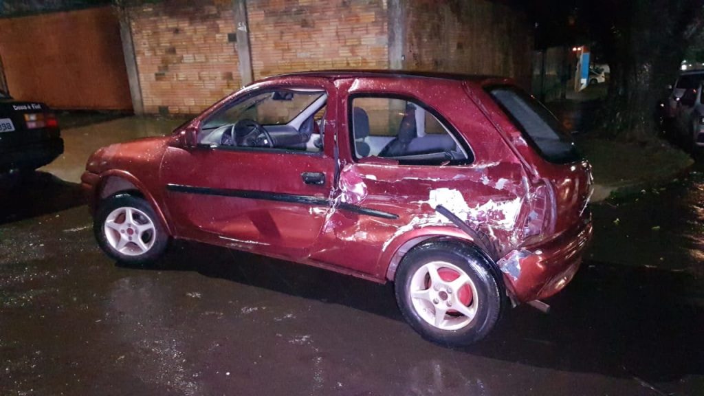 Passageira de Corsa fica ferida em colisão contra caminhão no Centro de Cascavel