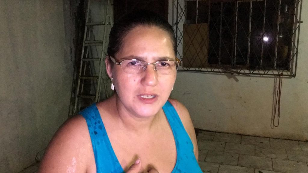 Residência com telhado danificado fica alagada pela chuva e deixa moradores indignados no Alto Alegre