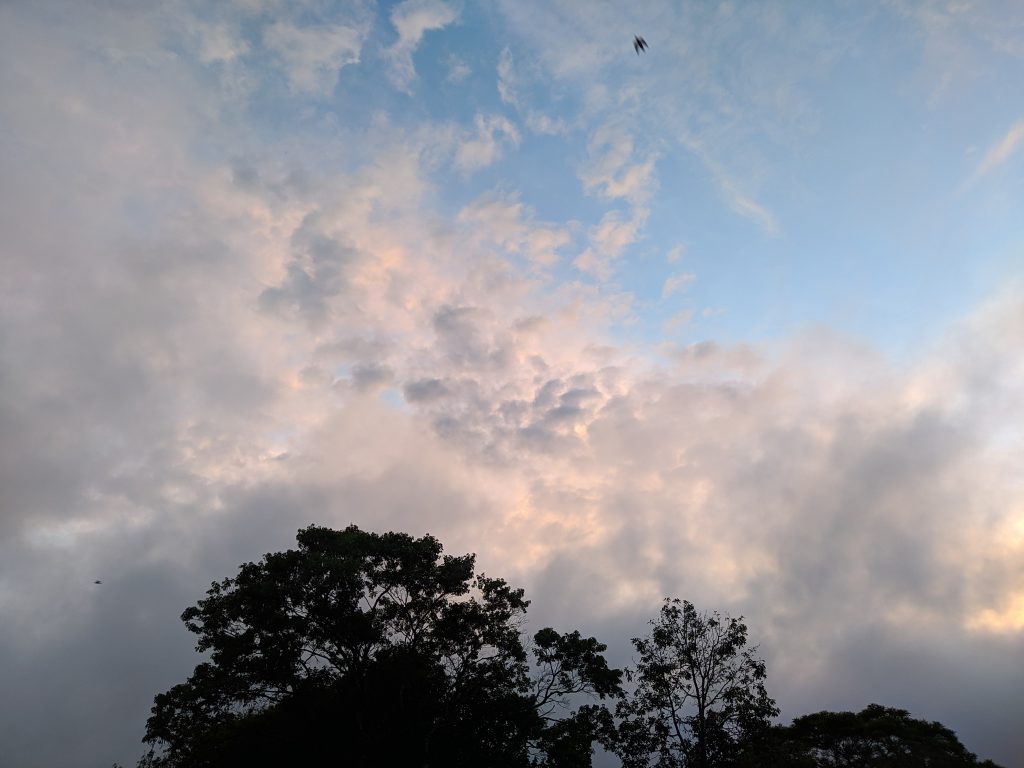 Sol vem acompanhado de muitas nuvens; ainda pode chover nesta segunda em Cascavel