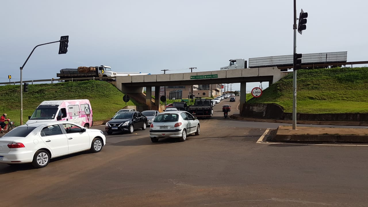Motoristas reclamam de grandes congestionamentos no Viaduto do Bairro XIV de Novembro