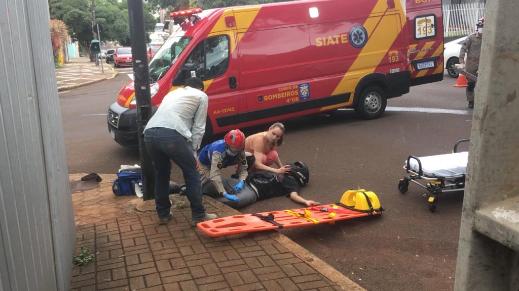 Motociclista entregador de marmitas sofre fratura exposta em acidente no Centro