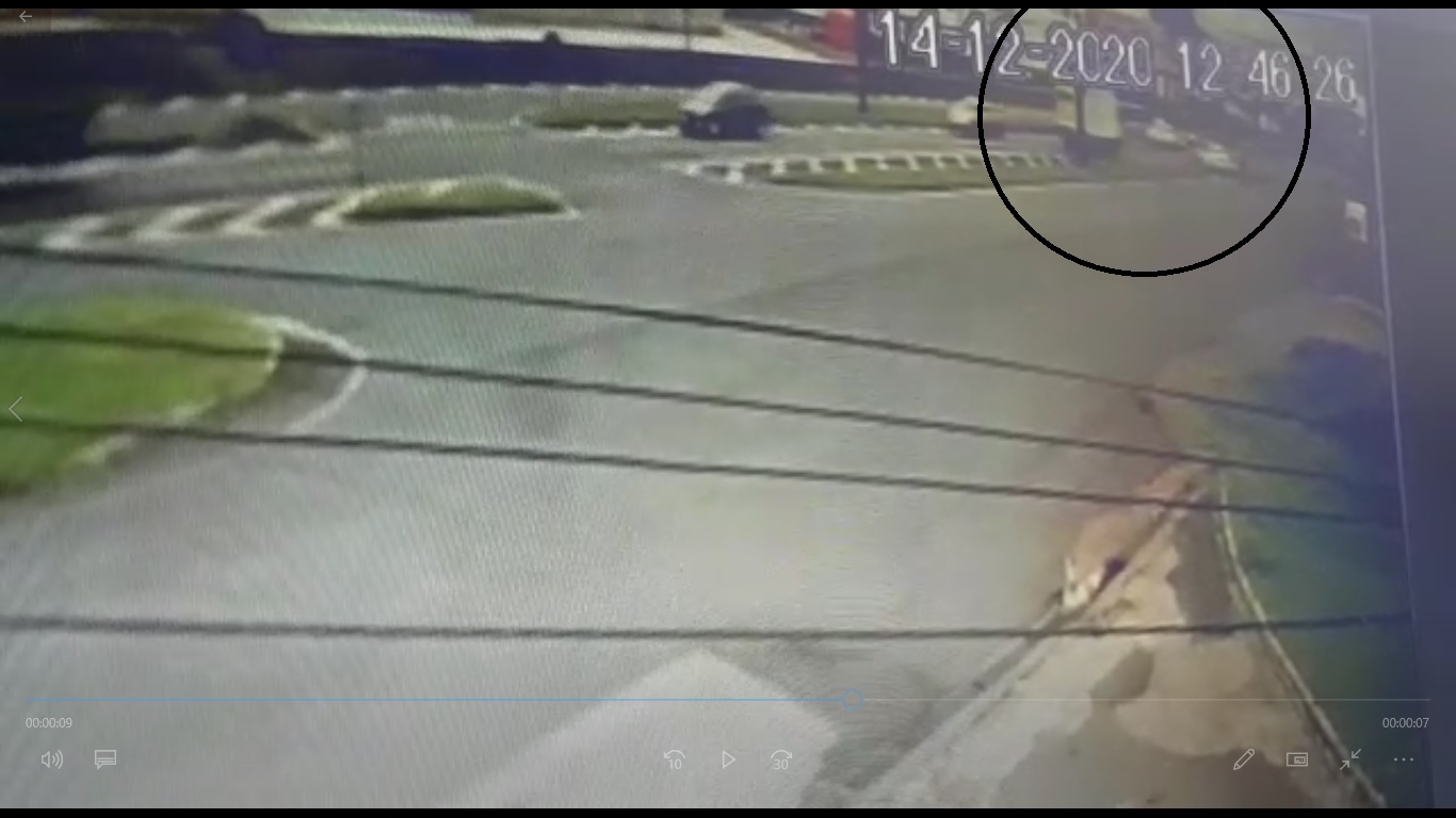 Vídeo mostra Ford Ka atravessando trevo e sendo atingido por caminhão na BR-277