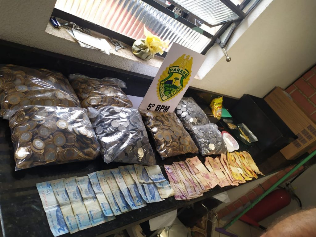 Homem é detido pela PM com pedras de crack e R$ 5.200 em moedas em Londrina