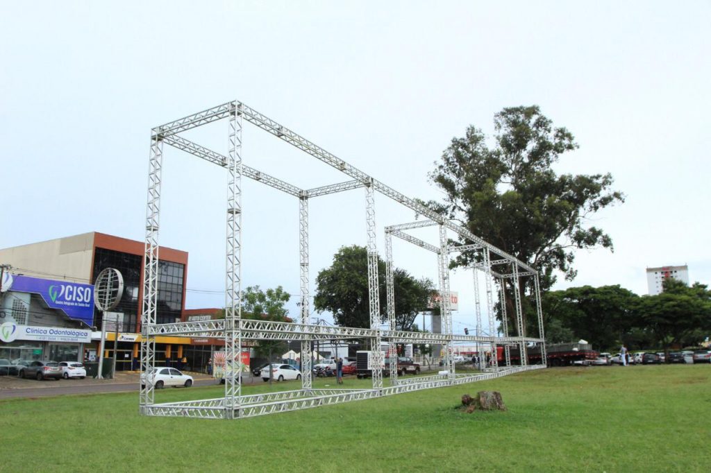 Estrutura para o cinema drive-in gratuito é montada em Cascavel