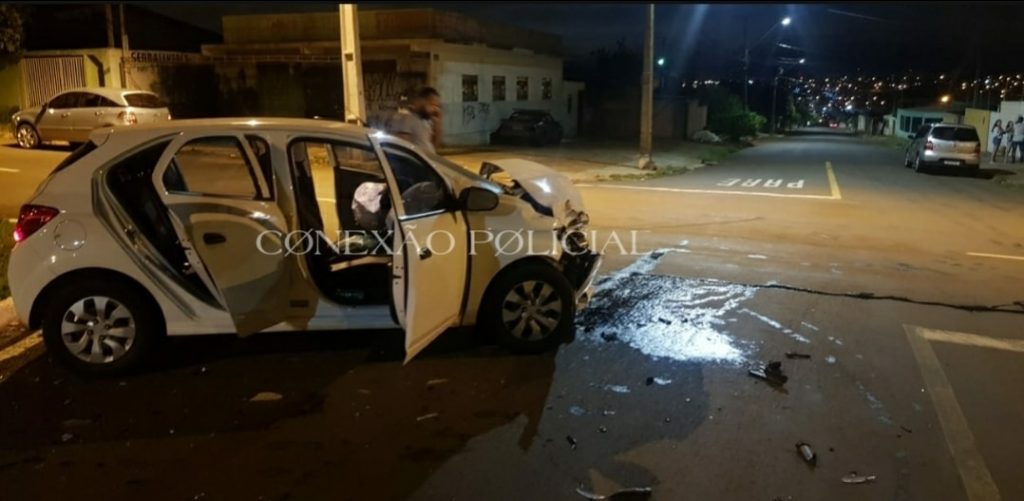 Colisão entre dois veículos deixa três pessoas feridas em Londrina