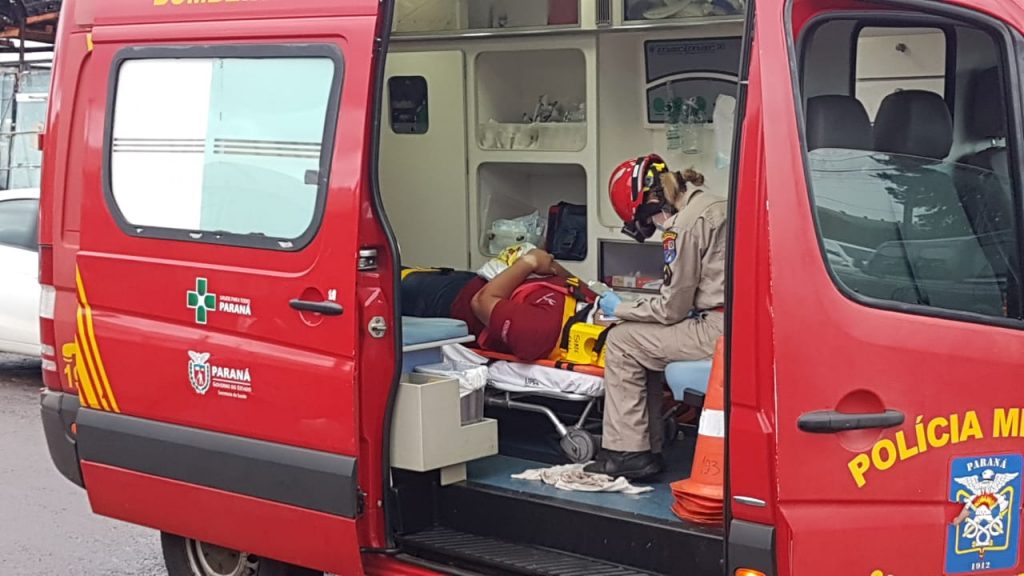 Ao evitar colisão com carro, motociclista sofre queda na Rua do Cowboy