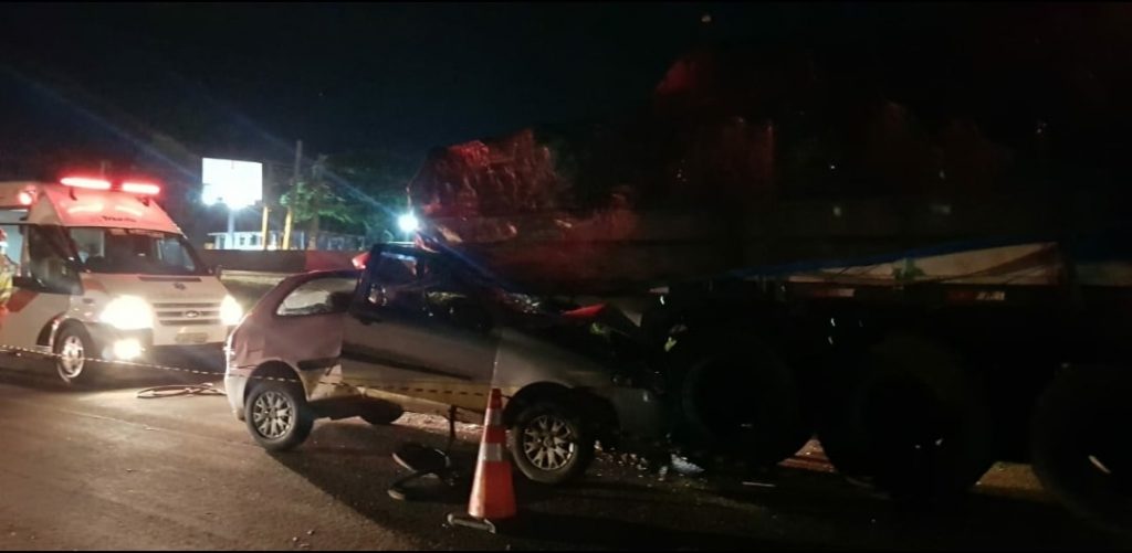 Homem morre após bater carro contra a traseira de carreta em Cambé