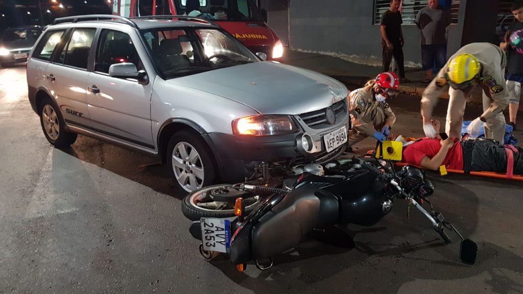 Rapaz de 17 anos fica ferido em colisão entre carro e moto no Bairro Claudete