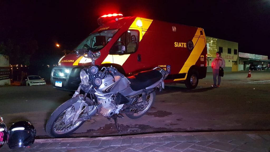 Colisão entre carro e moto deixa mulher ferida no Bairro Tarumã