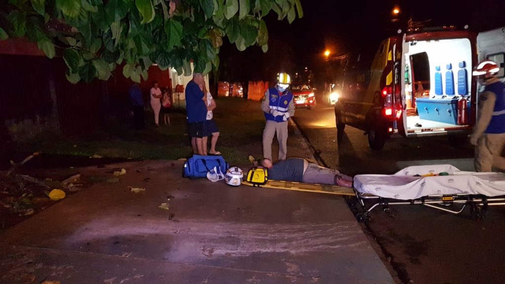 Ao desviar de dois cães, motociclista atinge traseira de carro estacionado no Bairro Brasília