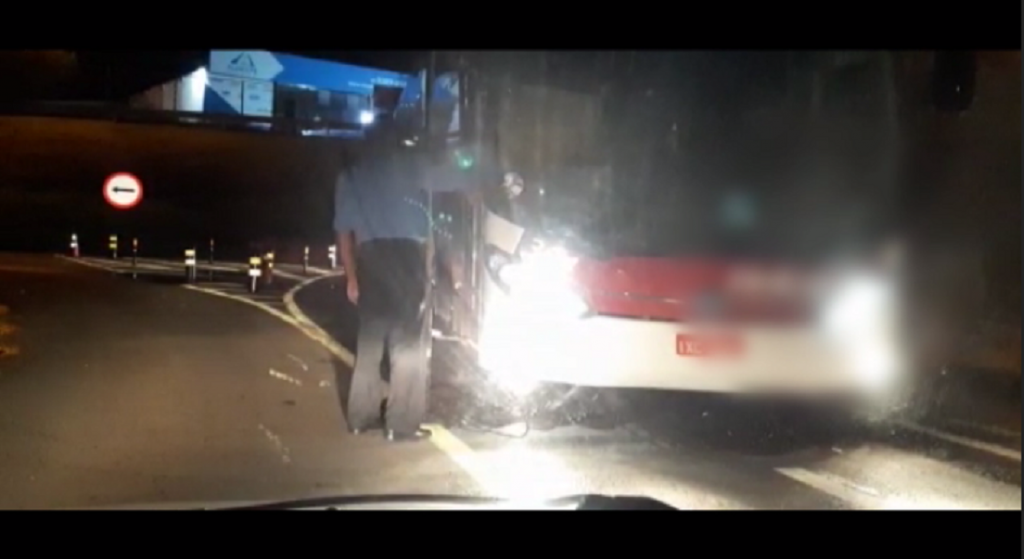 Vídeo mostra dificuldade de motorista em manobrar ônibus após nova sinalização na ‘trincheira’ da 277