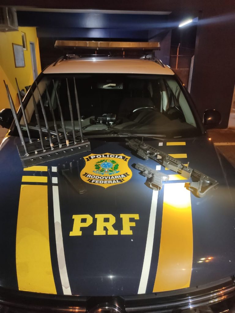 PRF prende quadrilha que realizava roubo de cargas e sequestro de caminhoneiros na RMC PRF prende quadrilha que realizava roubo de cargas e sequestro de caminhoneiros na RMC