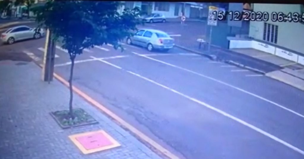 Árvore prejudica visão, mas câmera mostra veículos avançando antes de baterem em cruzamento no Centro