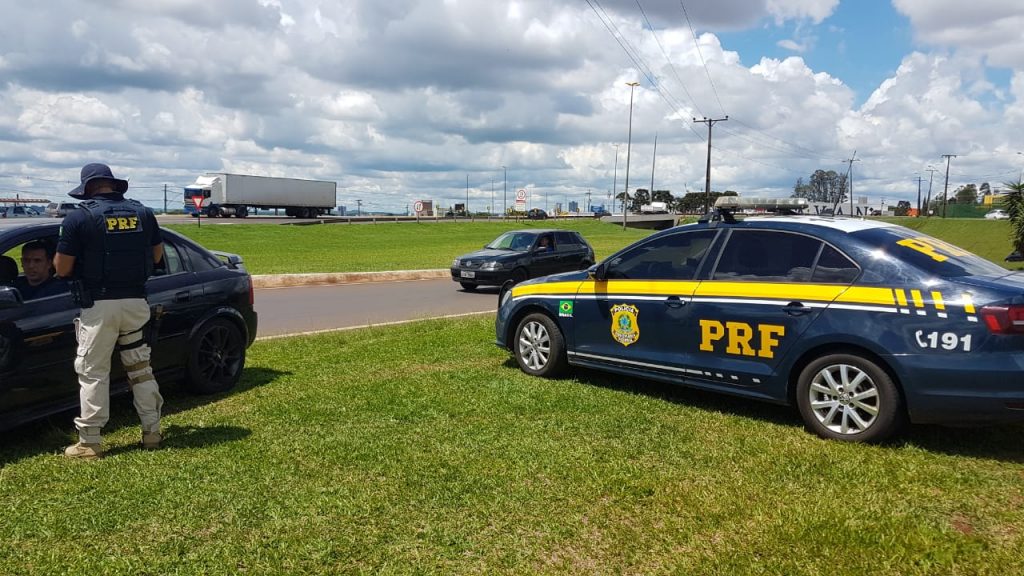 PRF acompanha fluxo após mudanças nas marginais da BR-277 e realiza ações educativas e de fiscalização