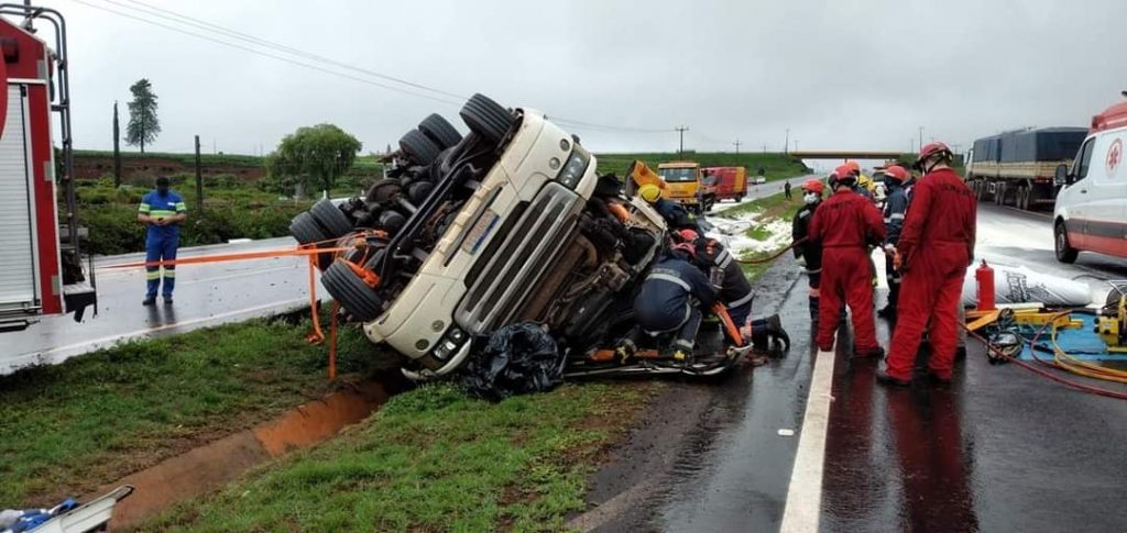 Motorista fica preso às ferragens após tombar carreta na PR-158, em Campo Mourão