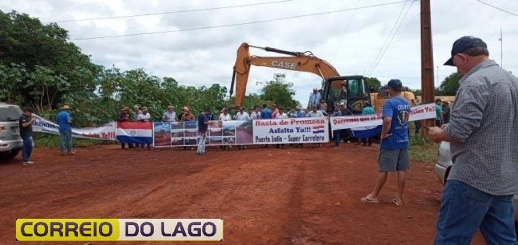 Caminhoneiros continuam impedidos de fazer a travessia por balsa para o Brasil
