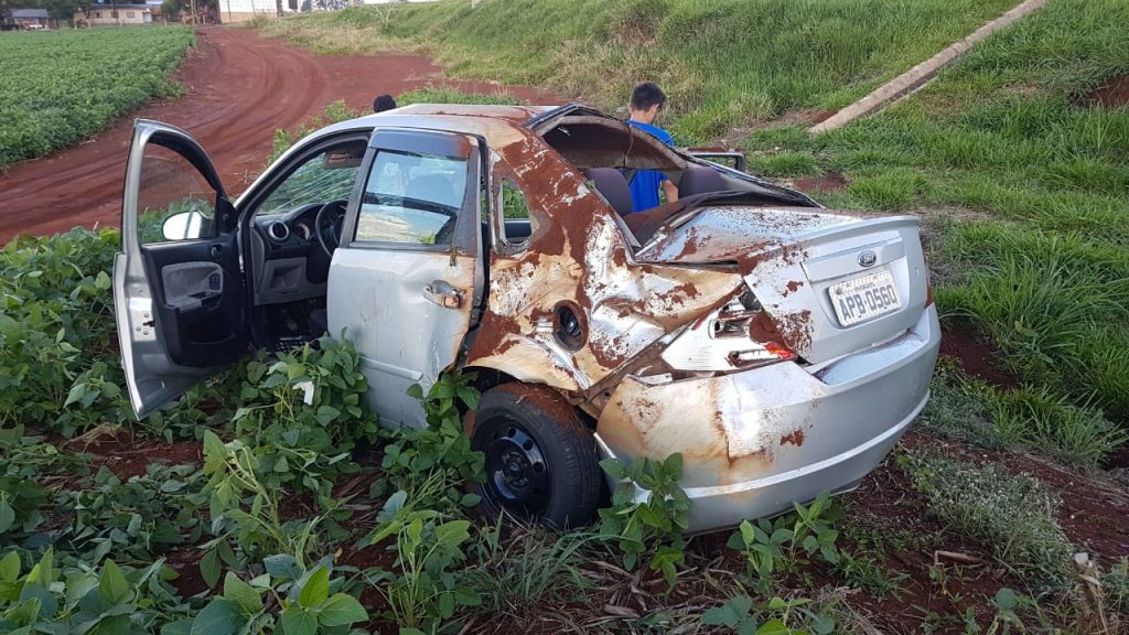 Capotamento de veículo deixa mulher ferida na BR-277
