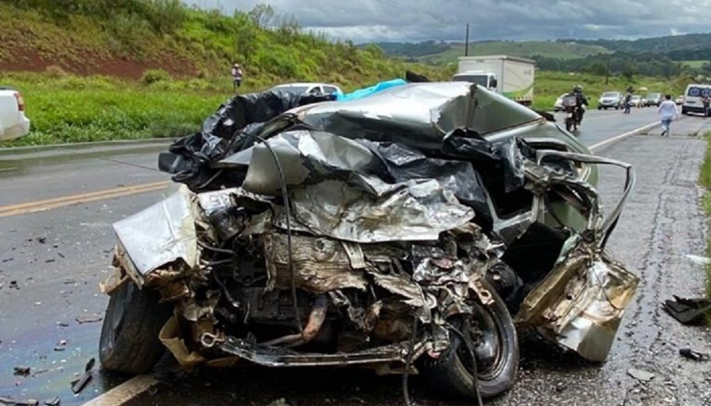 Tragédia: colisão entre carro e caminhão mata pai, mãe e filha na PR-170, em Guarapuava
