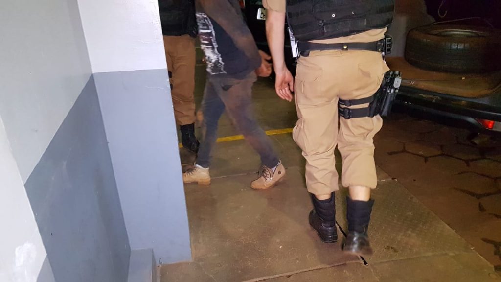 Após furto em comércio na área rural, homem de 32 anos e garota de 16 são detidos após tentarem fugir da PM