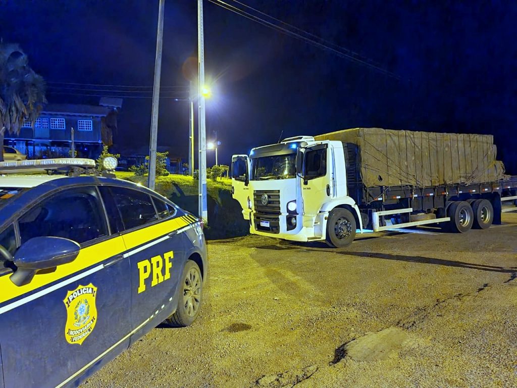 PRF apreende 250 mil maços de cigarros contrabandeados e recupera caminhão furtado em Clevelândia