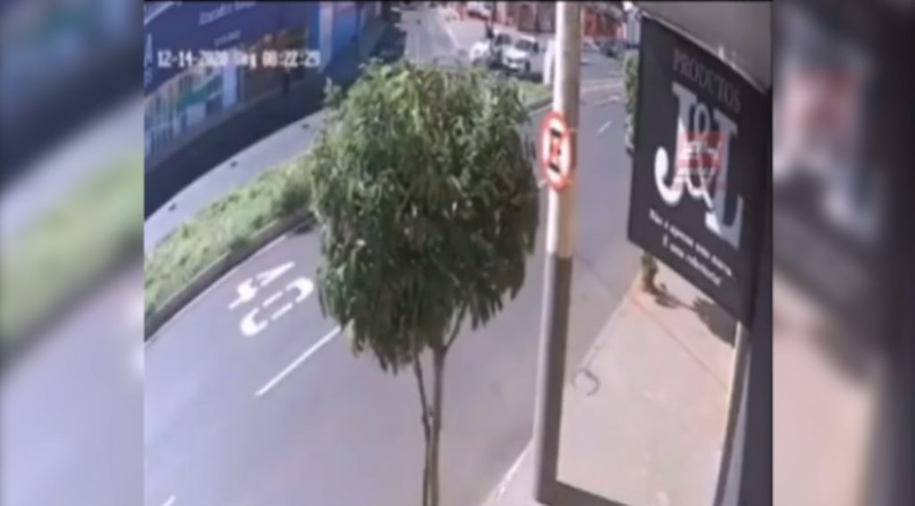 Vídeo: Idoso em cadeira de rodas morre ao ser atropelado por carro em Uberlândia-MG