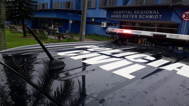 Dois médicos flagrados dormindo no horário de trabalho são presos em Joinville