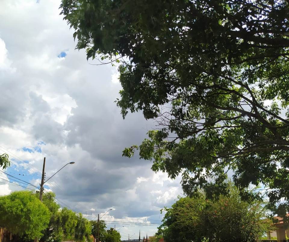 Instabilidade climática oferece sol entre nuvens e condições de chuvas em boa parte do dia em Cascavel