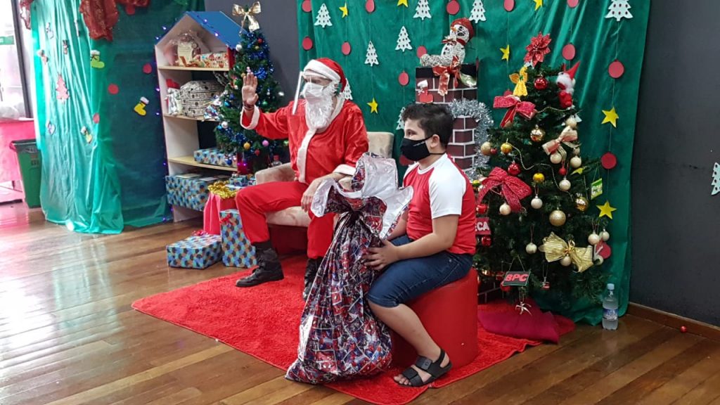 Crianças recebem presentes do Papai Noel na Praça Céu, no Bairro Santa Cruz