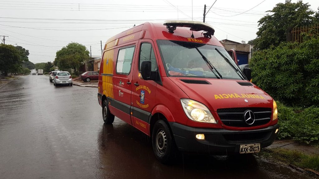 Colisão entre carro e bicicleta deixa jovem de 20 anos ferido no Bairro Santa Cruz