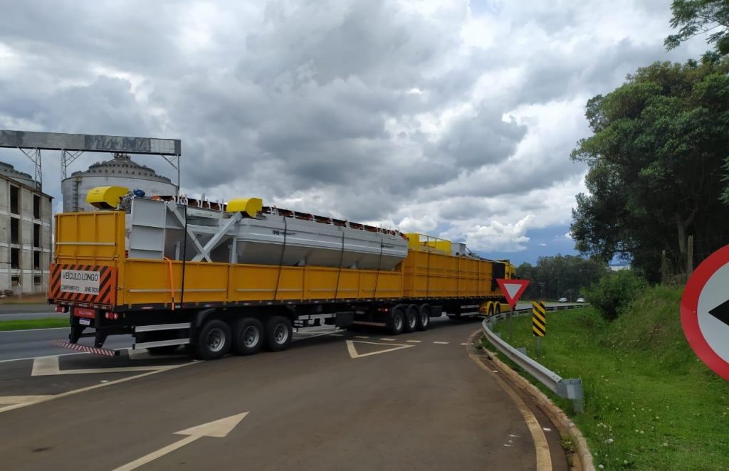 PRF flagra menor de idade conduzindo veículo com carga superdimensionada em Ponta Grossa