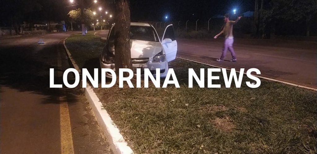 Jovens ficam feridos após carro bater em árvore na Avenida das Laranjeiras, em Londrina