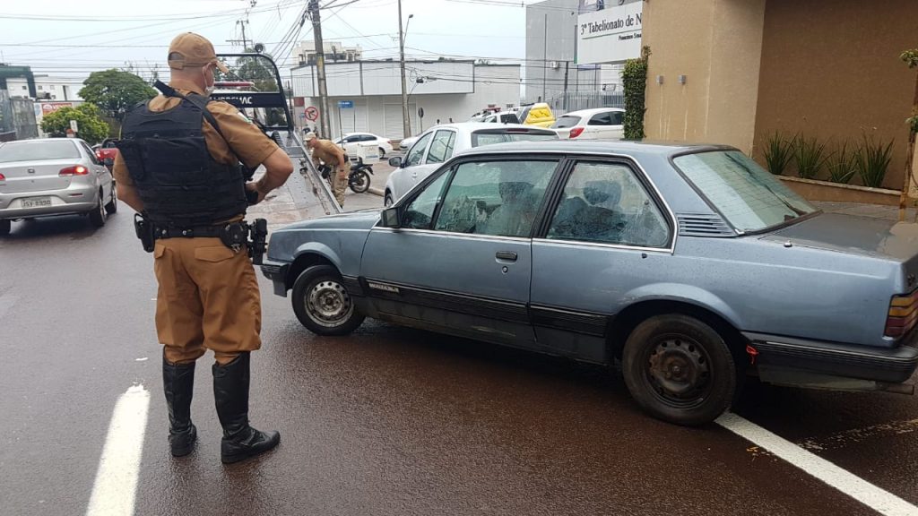 Equipe Cavalaria da PM recupera Monza furtado e detém homem no Centro de Cascavel