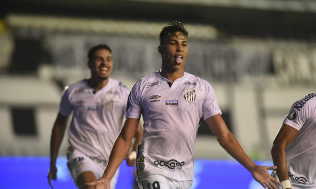 Libertadores: Santos goleia Grêmio e vai à semi, com benção de Pelé