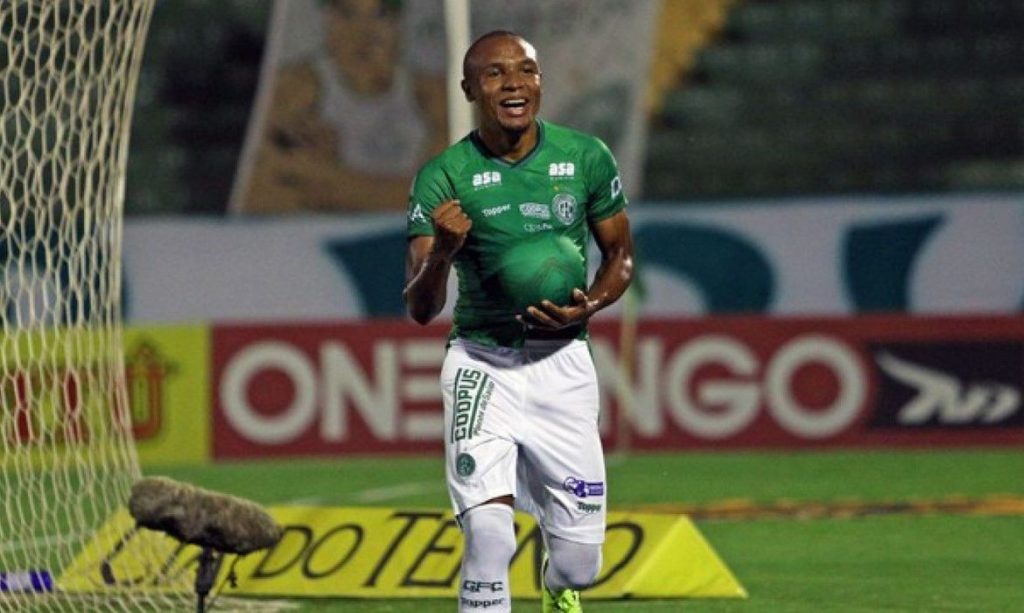 Série B: Guarani derrota Confiança e segue na briga pelo acesso