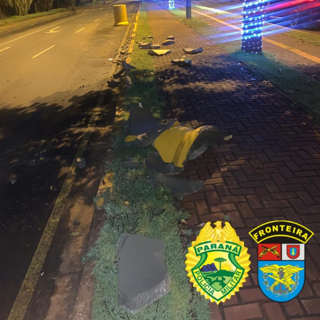 Motorista bate veículo em sinalização em frente ao BPFron e acaba detido em Guaíra