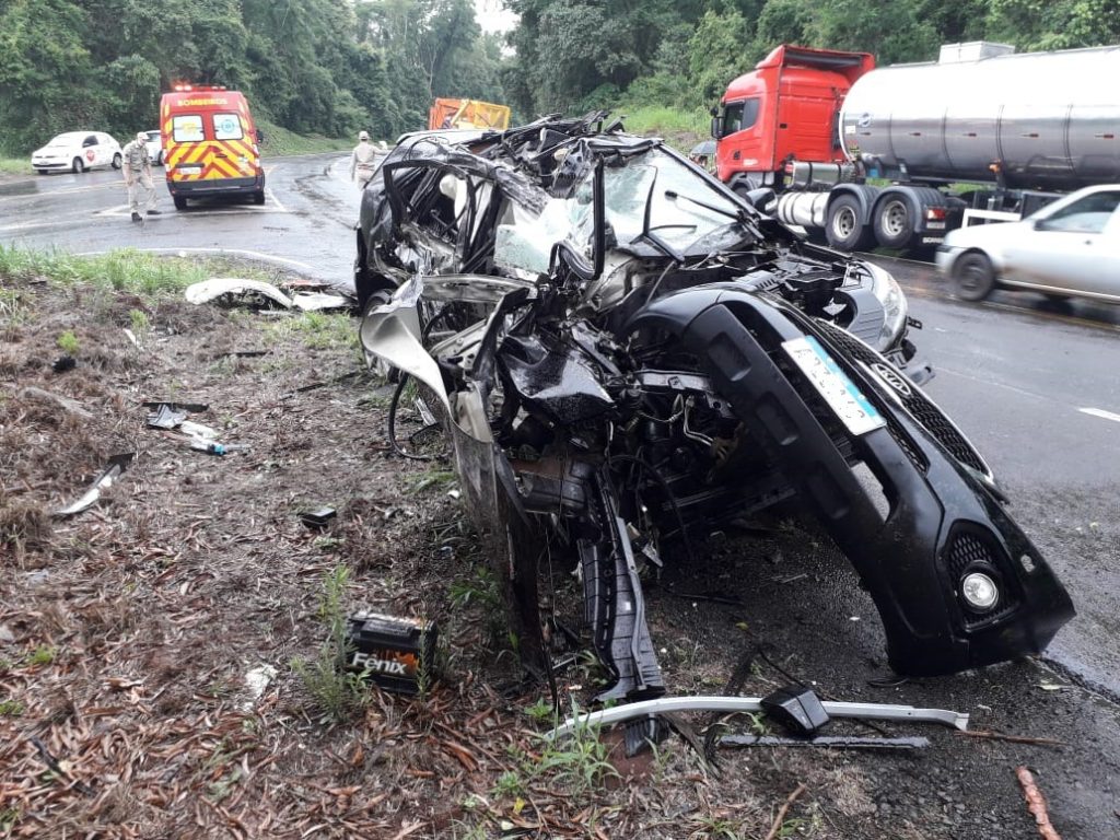 Carro fica destruído em grave acidente na BR-158, em Coronel Vivida