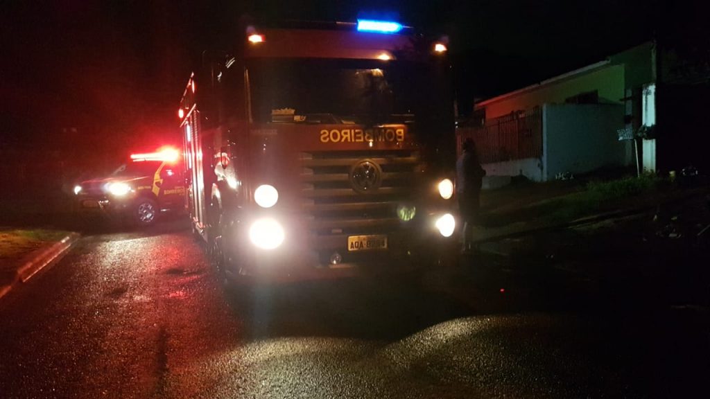 Corpo de Bombeiros atendem situação de incêndio no Bairro Periolo