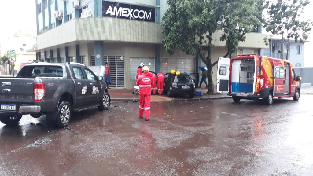 Ranger e Ford Ka batem em cruzamento no Centro