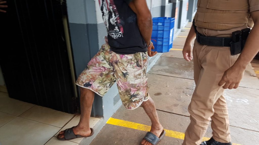 Homem que tentava furtar caixa de som e motosserra é detido por populares no Florais do Paraná