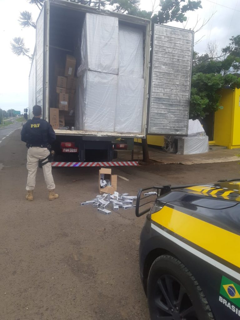 PRF apreende caminhão com carregamento de cigarros contrabandeados avaliados em R$ 1,5 milhão