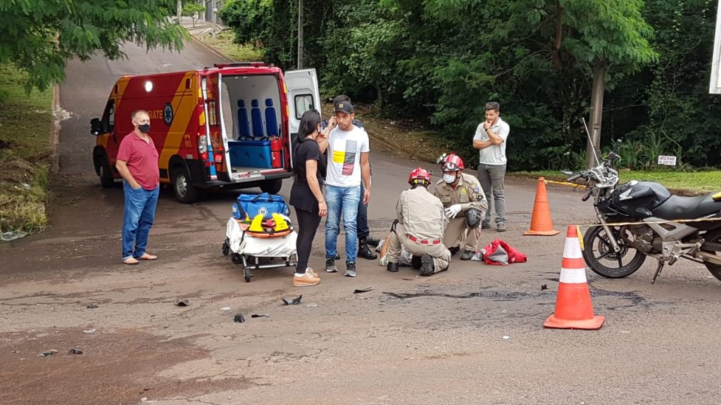Colisão entre carro e moto deixa homem ferido no Bairro Country