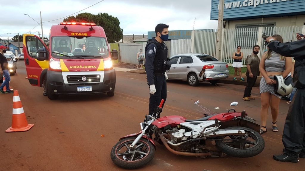Motociclista sofre grave lesão na perna em acidente na marginal da PRc-467, no Periolo