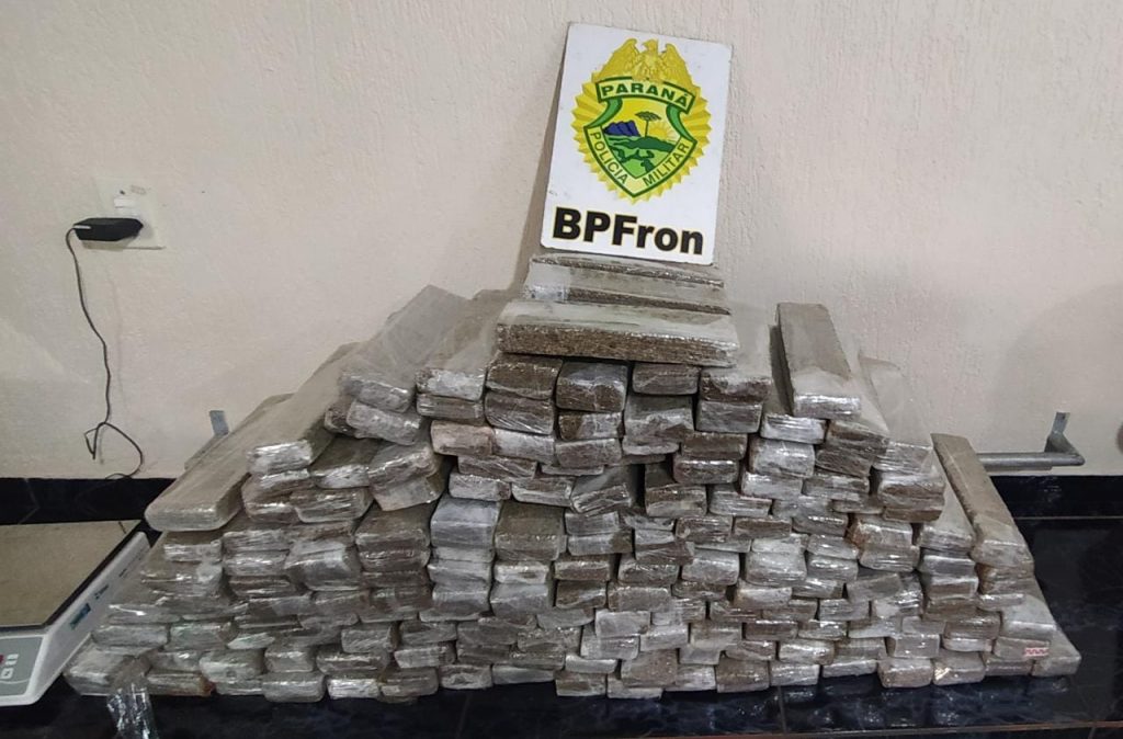 BPFron apreende Fiat Uno carregado com 106 kg de maconha em Capitão Leônidas Marques