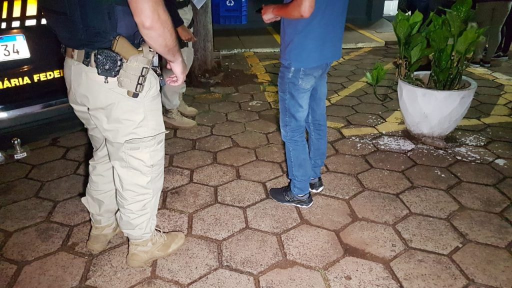 PRF flagra homem conduzindo alcoolizado, com CNH vencida e veículo com débitos em Cascavel