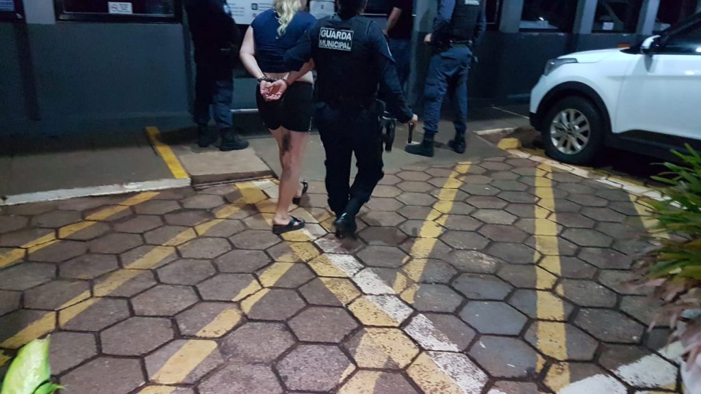 Casal foge dos agentes de trânsito, batem o carro e são detidos pela GM no centro de Cascavel